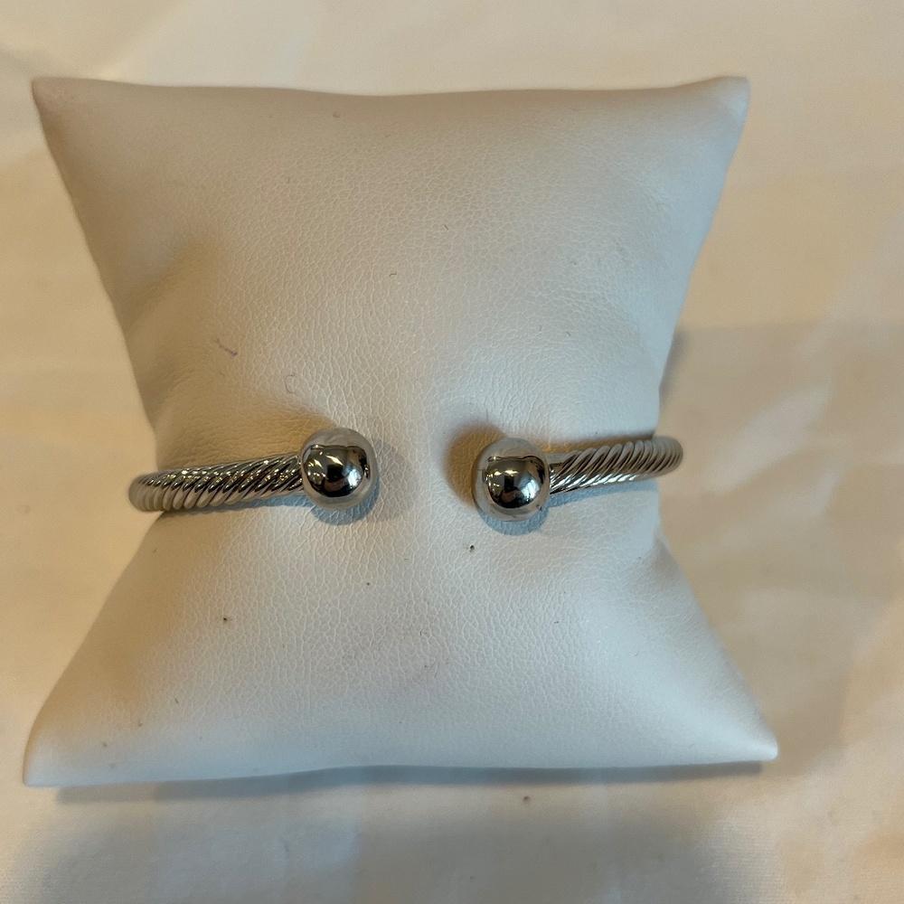 Stainless steel ball bangle